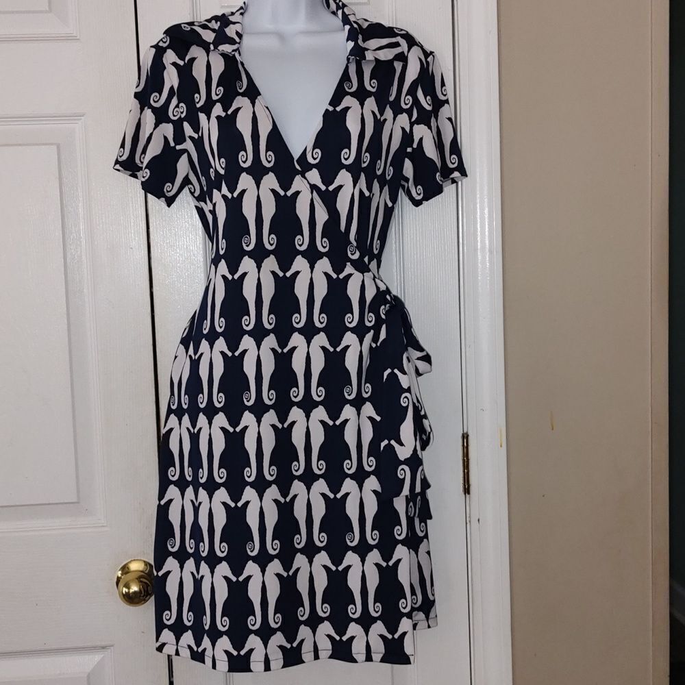 Tracy Negoshian blue white seahorse beach cruise wrap dress  Sz M